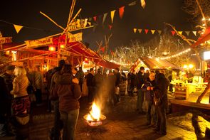Blick auf die gemütliche Abendatmosphäre des Mittelaltermarktes in Fürth
