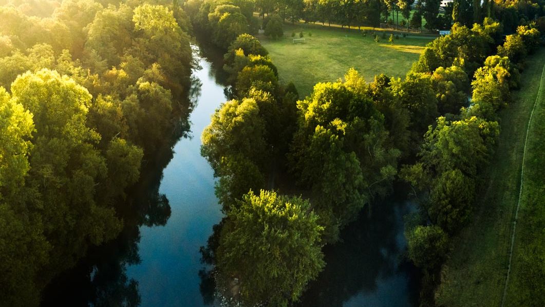 Blick von oben auf das Flussdreieck am Fürther Wiesengrund bei Sonnenaufgang. Im Hintergrund die Fürther Innenstadt.