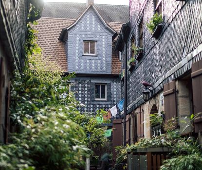 Schieferhäuser in der begrünten Pfarrgasse.