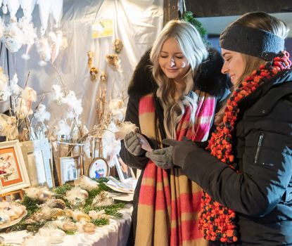 Zwei Frauen shoppen auf der Fürther Altstadtweihnacht