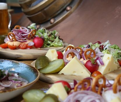 Humbser und Freunde Brotzeitplatte mit Wurst und Käse sowie ein Bierkrug im Jugendstilsudhaus Humbser und Freunde.