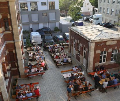 Humbser und Freunde Blick auf den Biergarten von Humbser und Freunde in Fürth. Rechts im Backsteinhaus ist das Café Portier untergebracht.