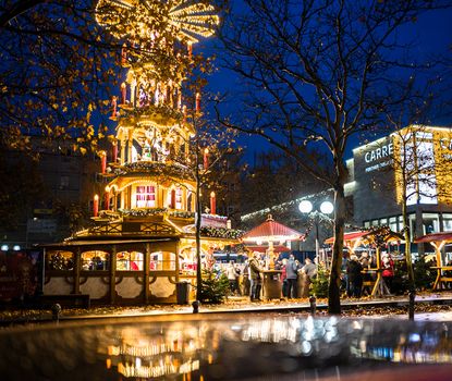 Die strahlende Weihnachtspyramide an der Fürther Freiheit