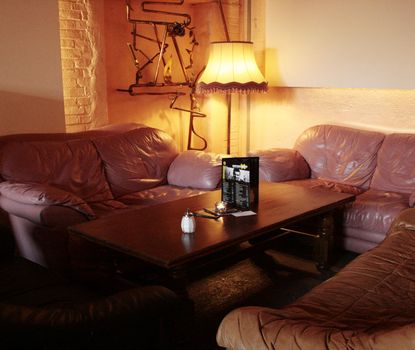 Kofferfabrik Sofaecke Sofaecke mit stimmungsvollem Licht in der Kofferfabrik