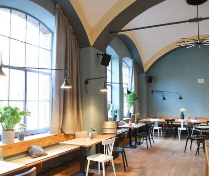 Humbser und Freunde Saal im Jugendstilsudhaus Humbser und Freunde. Helle und hohe Gewölbedecken. Die Wände sind mintgrün gestrichen.