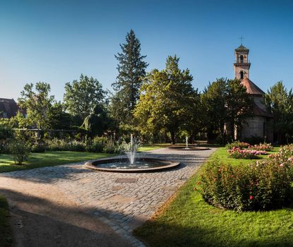 Stadtpark Blick auf die Auferstehungskirche im Stadtpark.