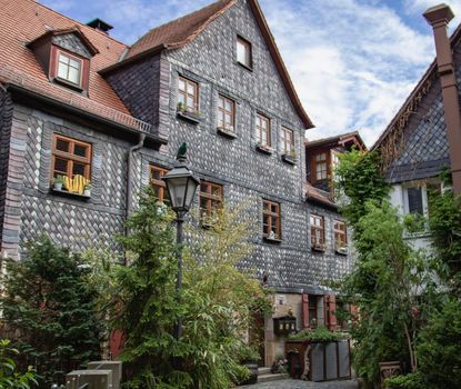 Begrünte Pfarrgasse mit Blick auf die Schieferhäuser.