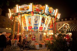 Ein leuchtendes Kinderkarussell