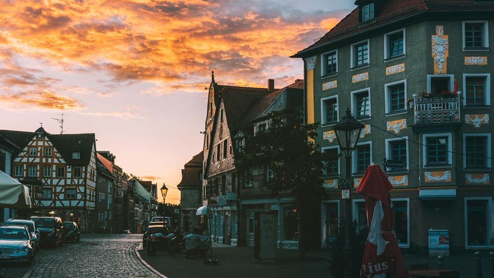 Gustavstraße in der Abenddämmerung.