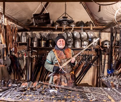 Ein Schmied präsentiert seine Waren auf dem Fürther Mittelaltermarkt