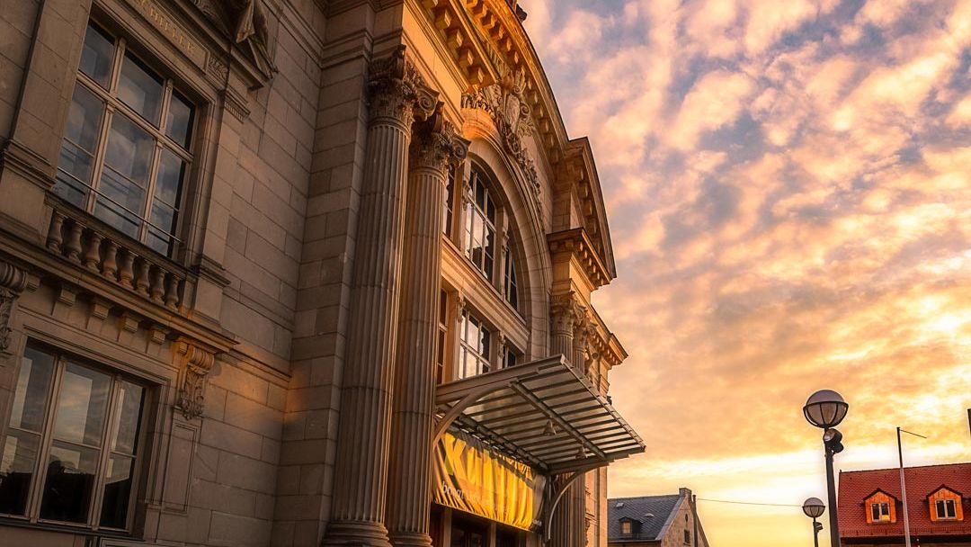Blick auf die Vorderseite des Stadttheaters bei Sonnenaufgang.