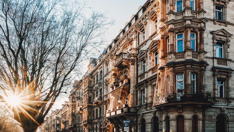 Blick auf die Häuser an der Königswarterstraße bei Sonnenschein.