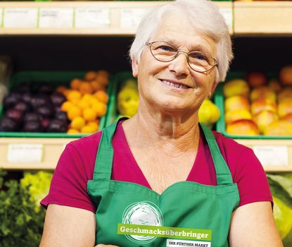 Fürther Markt Marktfrau mit einer grünen Schürze auf dem neuen Fürther Markt.