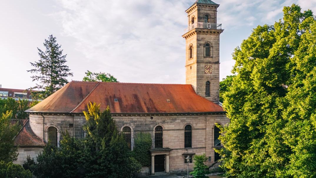 Auferstehungskirche im Stadtpark mit Blumenmeer.