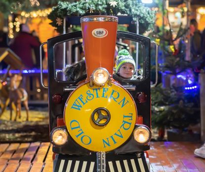 Ein kleiner Junge fährt seine Runden durch den Weihnachtswald