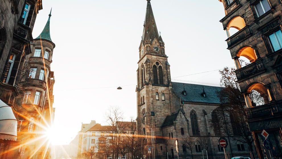 Kirche Sankt Paul in der Südstadt bei Sonnenaufgang.