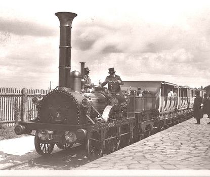 Eisenbahn Adler Die erste deutsche Eisenbahn - der Adler - auf einem historischen schwarz-weiß Bild.