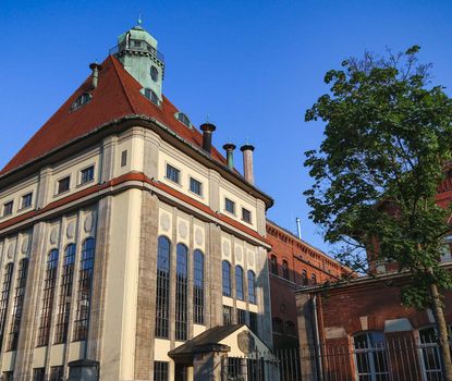 Humbser und Freunde Außenansicht Jugendstilsudhaus Humbser und Freunde in der Schwabacher Straße vor blauem Himmel.