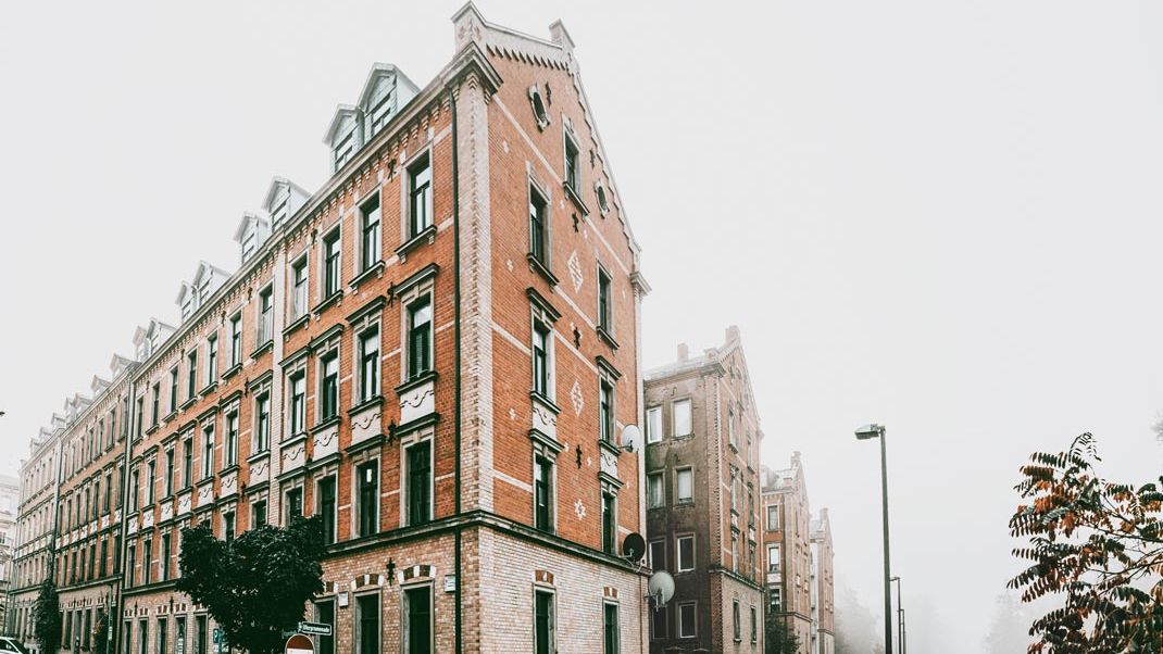 Fürther Kißkalt'sche Häuser bei Nebel und Schnee von der Uferpromenade aus.