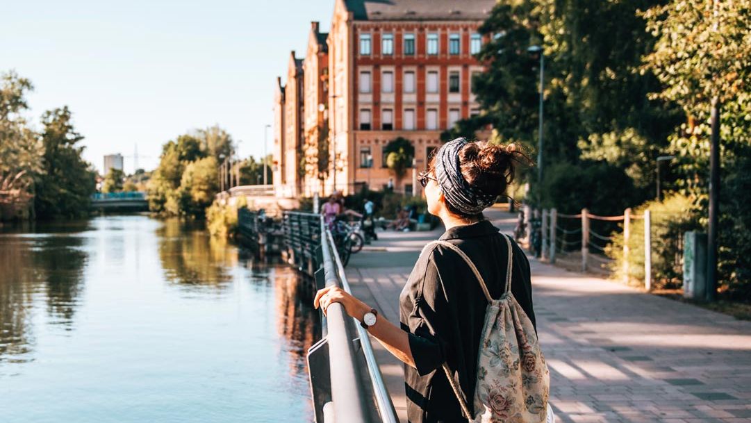 Fürther Uferpromenade bei schönem Wetter. Im Hintergrund die Kißkalt'schen Häuser.