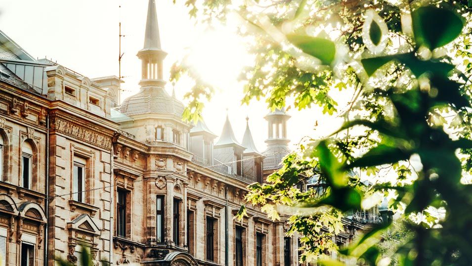 Häuser an der Hornschuchpromenade bei Sonnenschein.