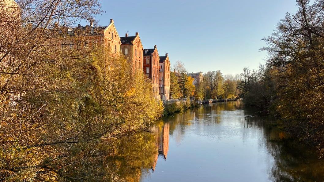 Blick vom Hardsteg auf die Kißkalt'schen Häuser und die Rednitz.