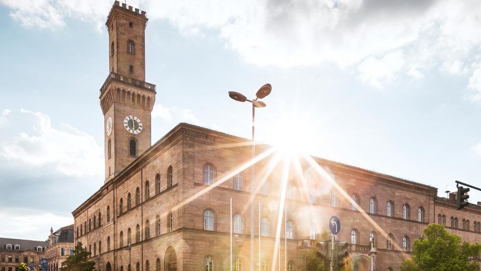 Fürther Rathaus bei Sonnenschein.